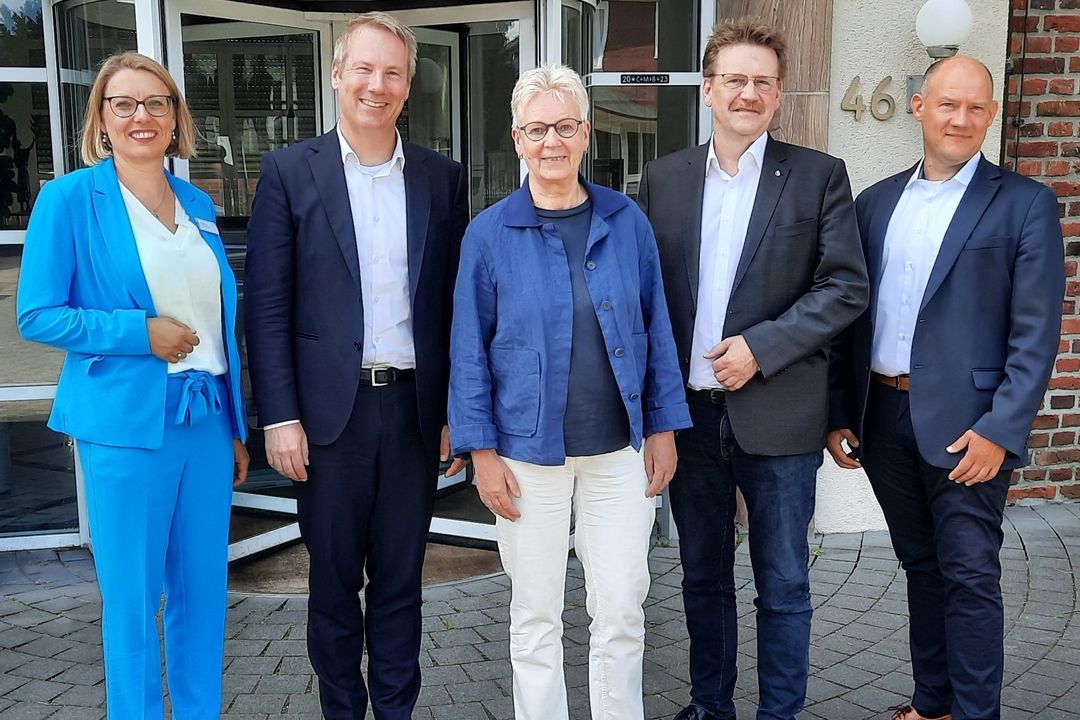 Von links: Annika Wolter, Regionalgeschäftsführerin Franziskus Stiftung, Dr. Nils Brüggemann, Vorstandsvorsitzender Franziskus Stiftung, Maria Klein-Schmeink (MdB), Andreas Barthold, Sprecher der Hauptgeschäftsführung Alexianer Gruppe, Maik Büscher, Regionalgeschäftsführer Alexianer Gruppe.