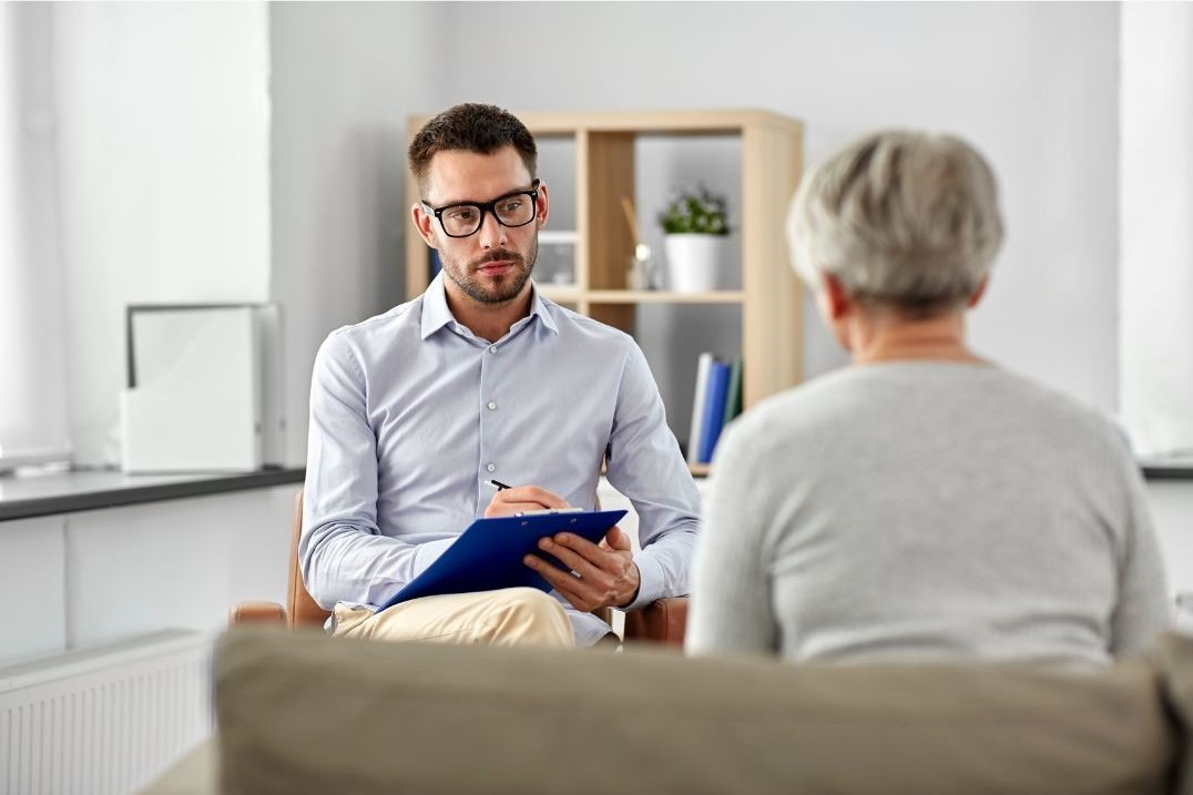 Psychologe im Gespräch mit Patientin, Privatsprechstunde in der Privatambulanz