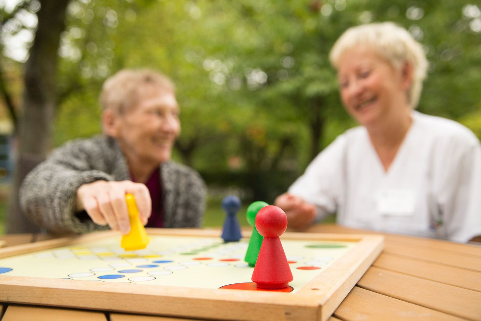 Gesellschaftsspiel mit älterem Patient