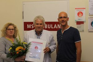Karin May (DMSG Berlin) mit Prof. Dr. med. Thomas Müller und MS-Therapiemanager Michael Baake