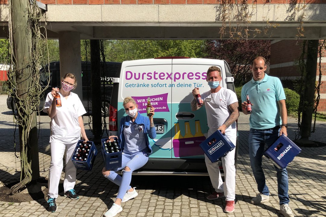 Pflegende freuen sich über die Durstexpress-Lieferung
