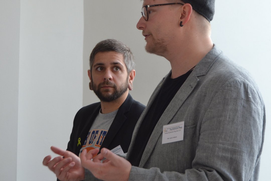 Hospitant Martin Rechenberg (l.) im Gespräch mit Pflegeentwickler Jacob Helbeck (r.)