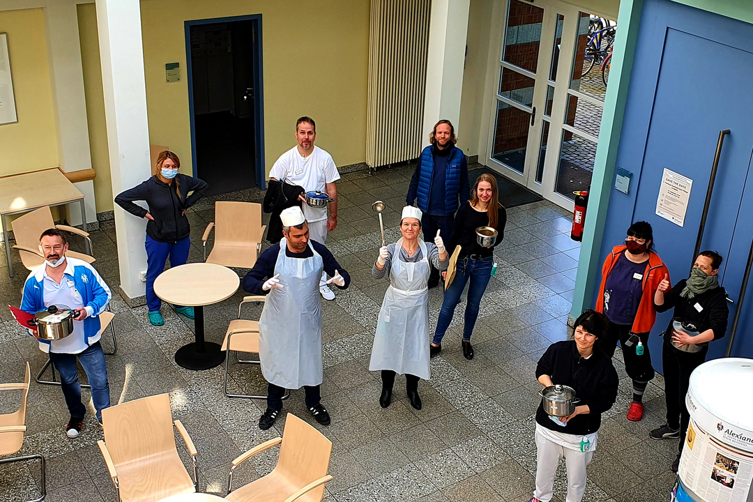 Die Teamleitungen bereiten sich auf die Ausgabe des Kochen-für-Helden-Essens vor